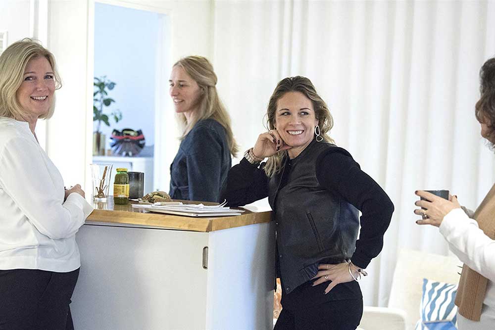 Anställda på Amazing Leaders står i ett kök och pratar