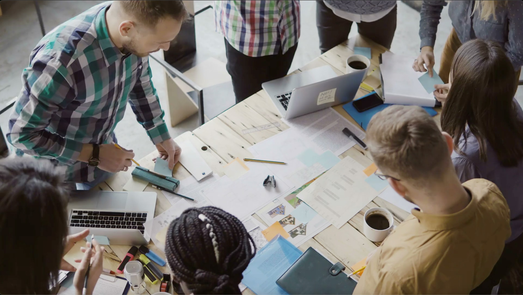 Personer vid ett planeringsbord